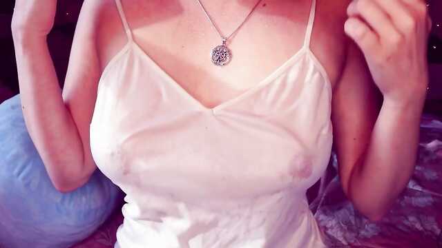 Cycki są dobrze widoczne przez mokrą koszulę nocną na kamerce internetowej