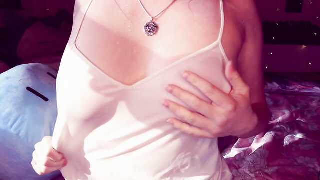 Cycki są dobrze widoczne przez mokrą koszulę nocną na kamerce internetowej