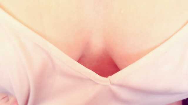 Cycki są dobrze widoczne przez mokrą koszulę nocną na kamerce internetowej