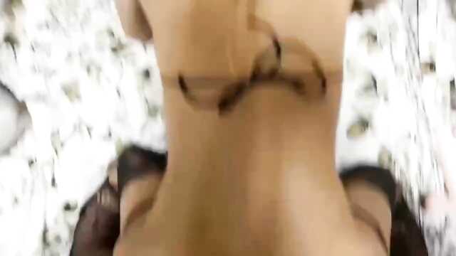 Блондинка готова принять член и самотык.