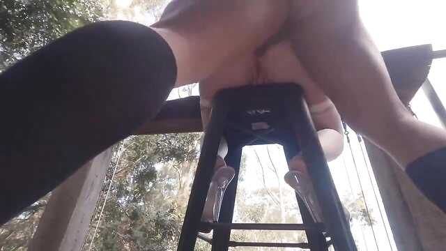 Wyjął korek i wydymał ślicznotkę w dupsko na balkonie