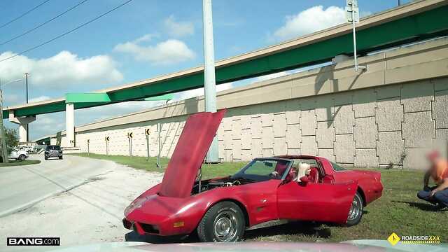 Тачка ремонтируется за сексом.