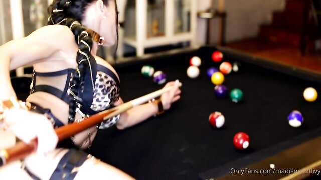 Дилдо-проникновение на биллиардный стол.