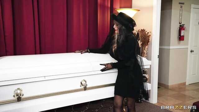 Жалаңаш Келли Ху бейне Жас орыс қыздарымен жыныстық қатынас