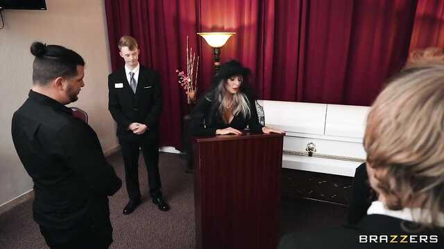 Reife Witwe ist unverschämt und wird bei einer Beerdigung gefickt