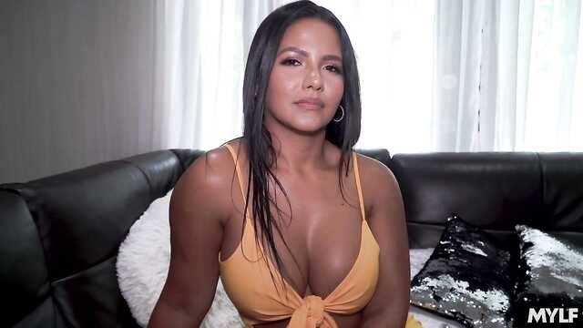 Милфа гуляет с соседом.