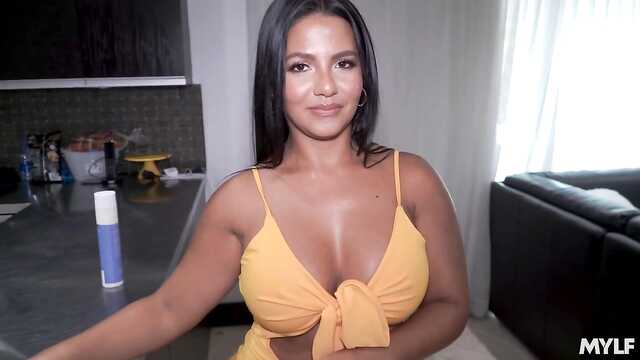 Милфа гуляет с соседом.