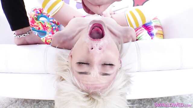 Растягивание ротика с помощью большого члена