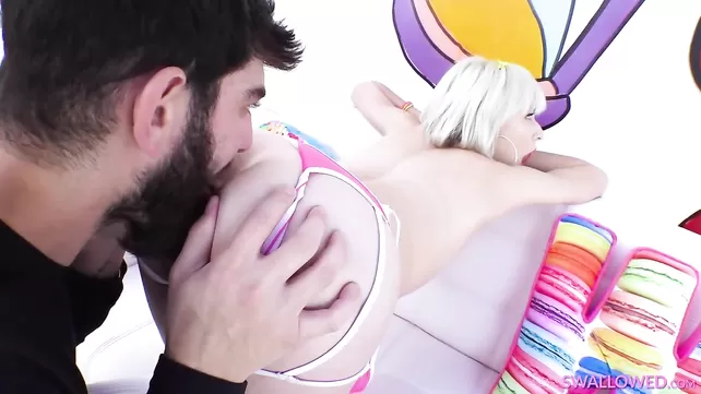 Үлкен мүшенің көмегімен аузын созады