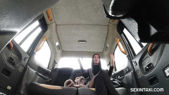 Профессиональный таксист - даже брюнетку разведет!
