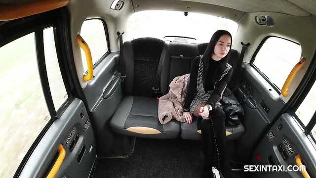 Профессиональный таксист - даже брюнетку разведет!