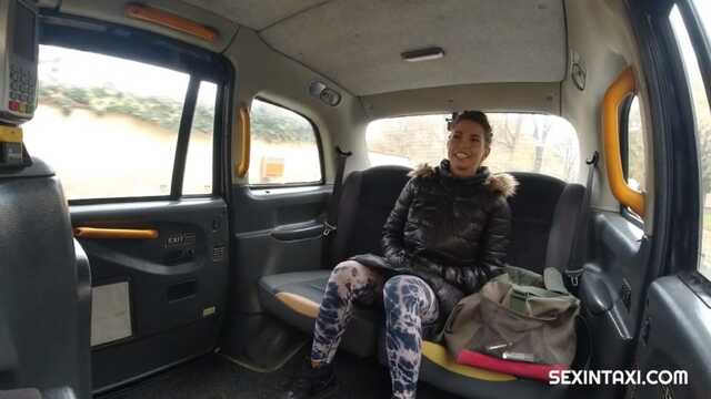 Таксист проехал с пышной пассажиркой.