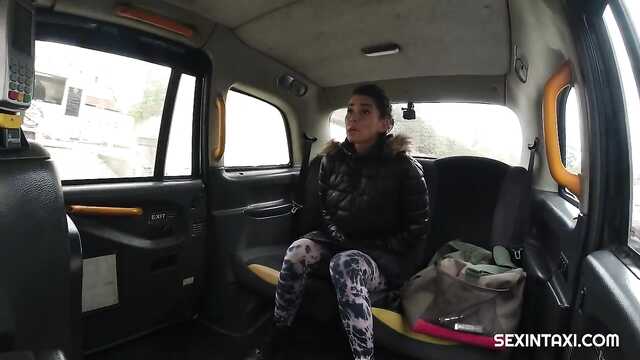 Таксист проехал с пышной пассажиркой.