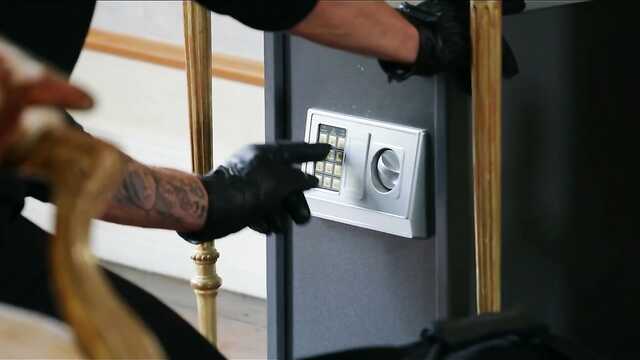 The robbery failed because of the mistress's tender cap