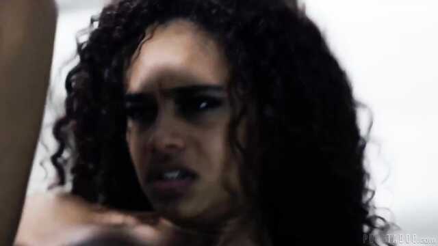 Ébano se coló a su vecino para una polla blanca