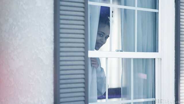 Ébano se coló a su vecino para una polla blanca