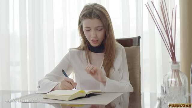 Dziewczyna została wyprzedzona przez wulgarne wspomnienia, ona taranuje cipkę na stole