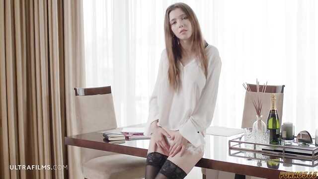 Dziewczyna została wyprzedzona przez wulgarne wspomnienia, ona taranuje cipkę na stole