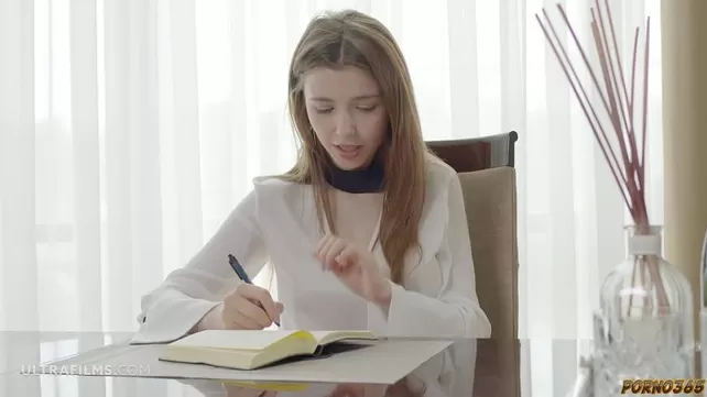 Қызды дөрекі естеліктер басып озды, ол кисканы үстелге қояды