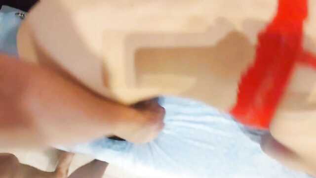 әпкесінің қызыл қызы бар, ол шаян тәрізділермен Есекке ілінеді