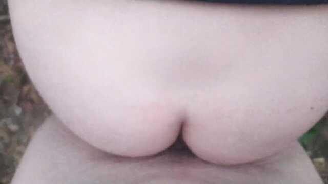 Przywiózł babcię do lasu, by zbombardować jej szczeliny pod choinką