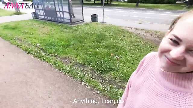 O miúdo está a tremer por dívidas-ela teve que foder na entrada