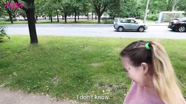 O miúdo está a tremer por dívidas-ela teve que foder na entrada