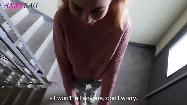 O miúdo está a tremer por dívidas-ela teve que foder na entrada