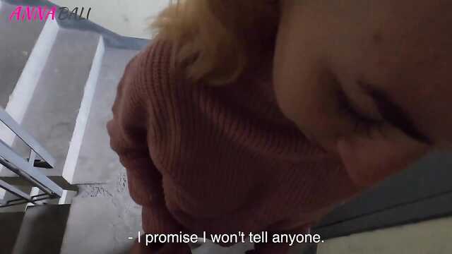 O miúdo está a tremer por dívidas-ela teve que foder na entrada