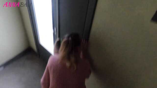 O miúdo está a tremer por dívidas-ela teve que foder na entrada