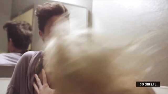 Романное захватывающее сражение: писательница и связанная девушка