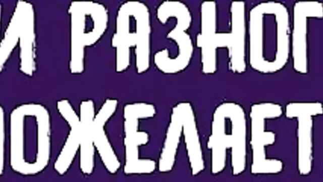 La beauté a préparé un mec avec un plat chaud sur la table