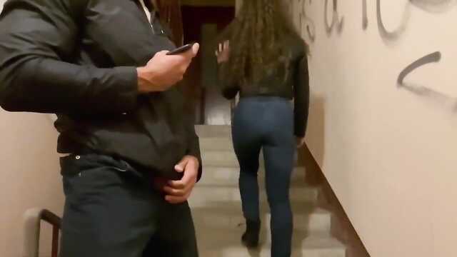 Добра дівчина чесно смокче у хлопця в під'їзді