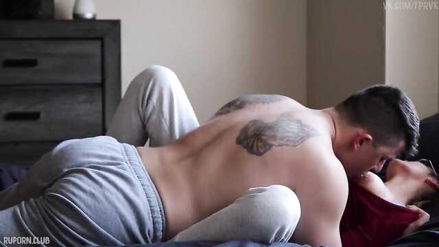 Przylutował okularowej przyjaciółce w wulgarnych pozach, aż jej macocha nie widzi