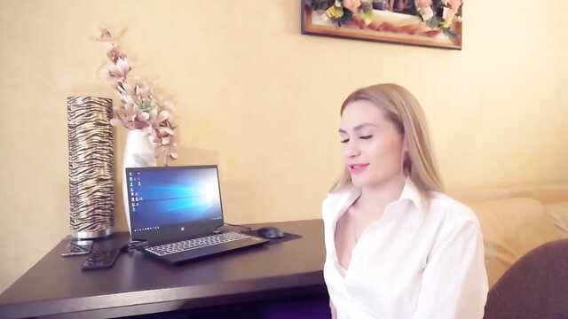 Sekretarka chce samochód, a szef testuje jej szczeliny na stole