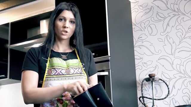 Dojrzała robi pożegnalny loda i pieprzy się w tyłek z młodym