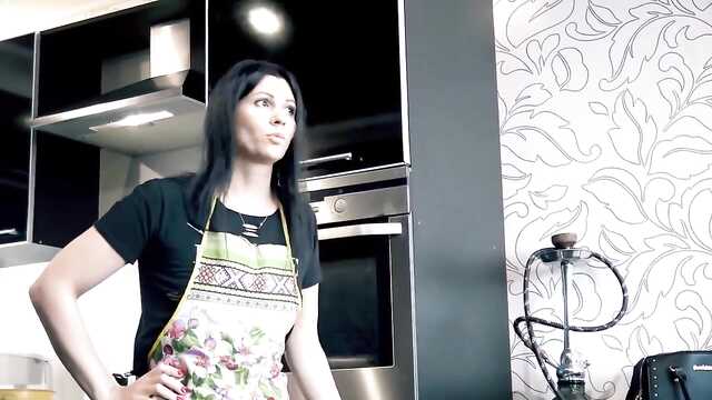 Dojrzała robi pożegnalny loda i pieprzy się w tyłek z młodym