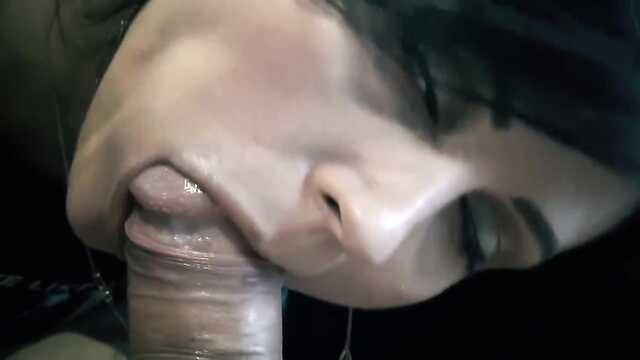 Dojrzała robi pożegnalny loda i pieprzy się w tyłek z młodym