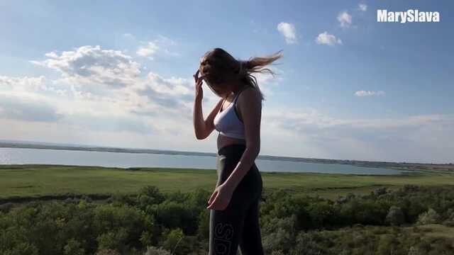 Sportowiec pompuje dziury, rozgrzewając się na łonie natury