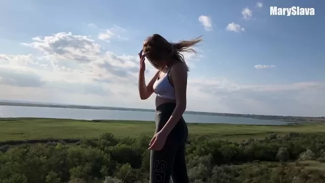 Спортшы табиғатта жылынып, тесіктерді сорады