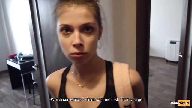 Wściekły rzuca się na nieznajomą, by wzdrygnąć się na łóżku