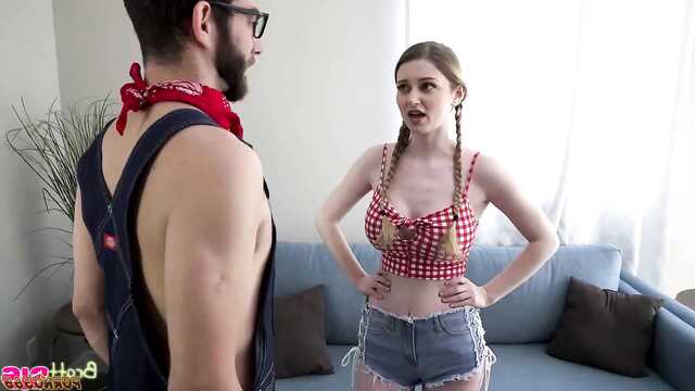 Очкарик оценивает красоту девушки с большими сиськами