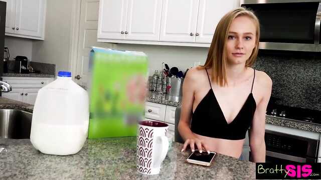 Se rendit à la caution d'une fille lubrique avec des fentes affamées