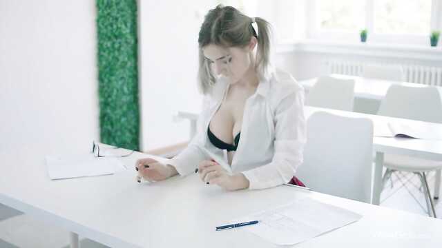 Le gars a un concombre en bonne santé, sa petite amie l'apprécie!