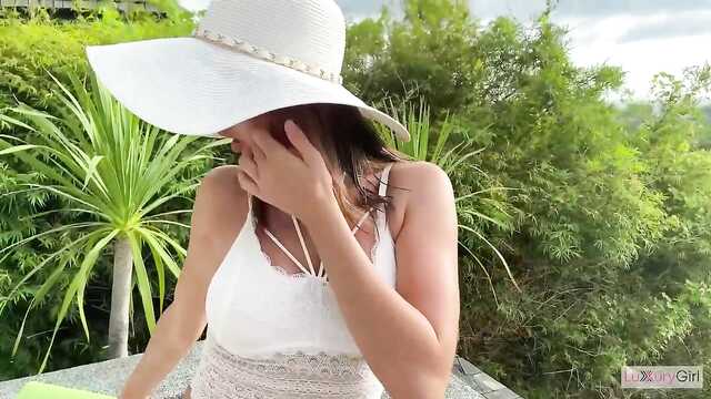 The pretty kept woman spread her legs on vacation in India