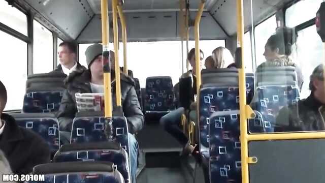 Блондинка вместе с любовником в автобусе