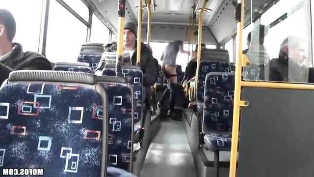 Блондинка вместе с любовником в автобусе