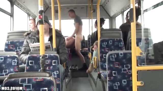 Блондинка вместе с любовником в автобусе