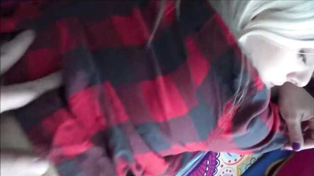 Она присела и съела рыбку, лицо вымыто языком!