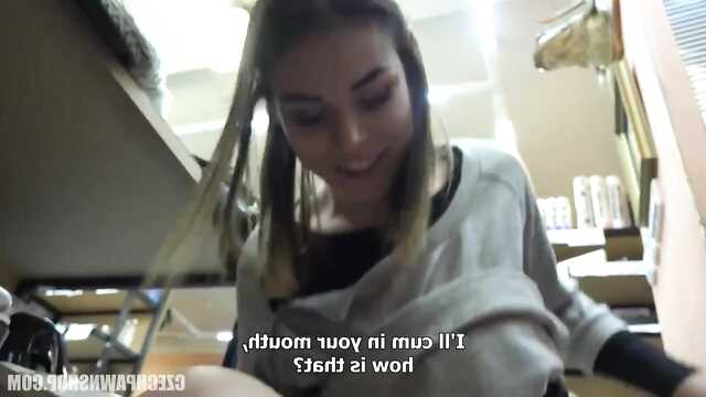 Koleś płaci pieniądze nieznajomej za seks w sklepie